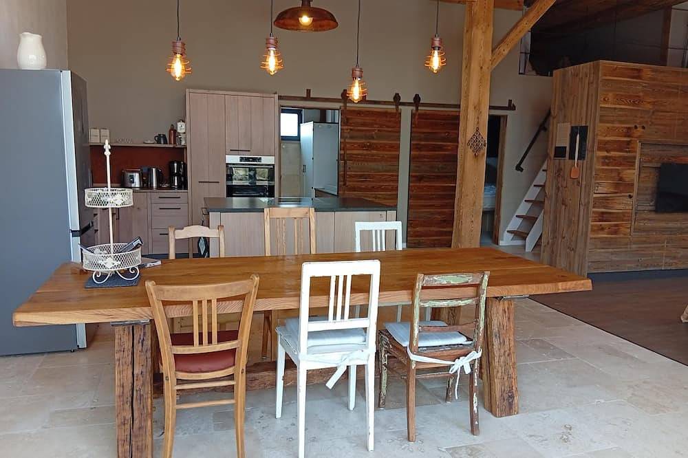 Ganze Wohnung, Ferienwohnung mit Terrasse für 6 Personen in Neunburg vorm Wald, Naturpark Oberpfälzer Wald