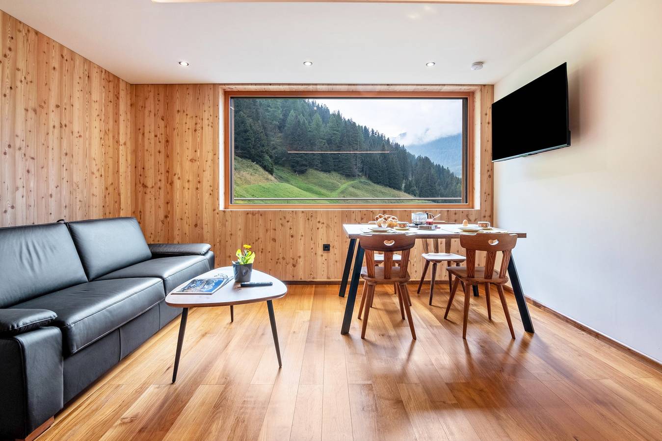 Ganzes Studio, Einzimmerapartment 'Rumwaldhof Arnika' mit Bergblick, Gemeinschaftsterrasse und Wi-Fi in Stilfs, Nationalpark Stilfser Joch