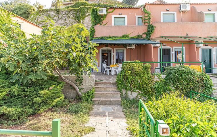 Apartamento vacacional entero, Apartamento en planta baja con piscina al aire libre y aire acondicionado - 1 km de la playa in Agropoli, Cilento Coast