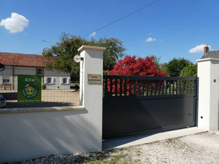 Gîte pour 6 personnes, avec terrasse ainsi que piscine et jardin dans le Cher - 3