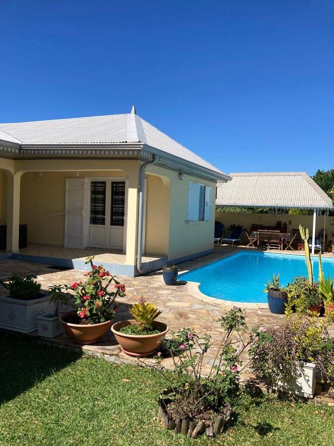 Cottage pour 2 personnes, avec terrasse ainsi que jardin et piscine dans Riviere Du Mat