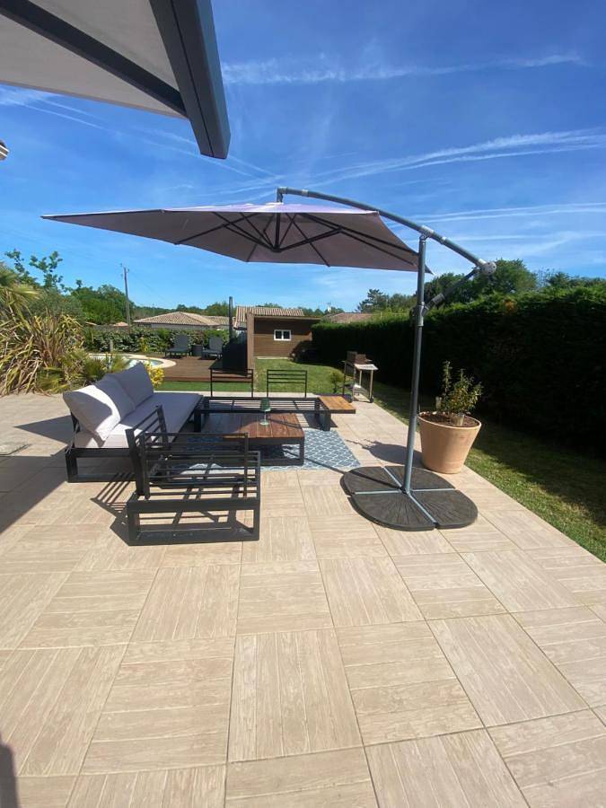 Location de vacances pour 2 personnes, avec Terrasse et Jardin ainsi que Piscine et Vue à Sadirac