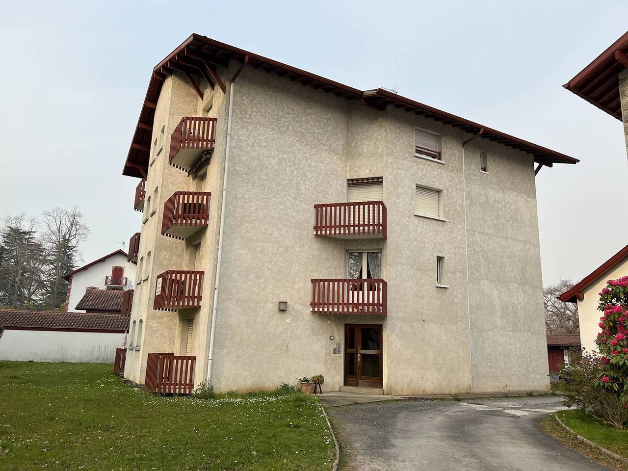 Entire apartment, Cambo-les-Bains: Bright T1 Bis with balcony, parking, pets allowed in Cambo-les-Bains, Bayonne region