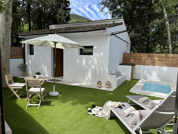 Apartamento para 2 personas, con jacuzzi y jardín en Benamahoma