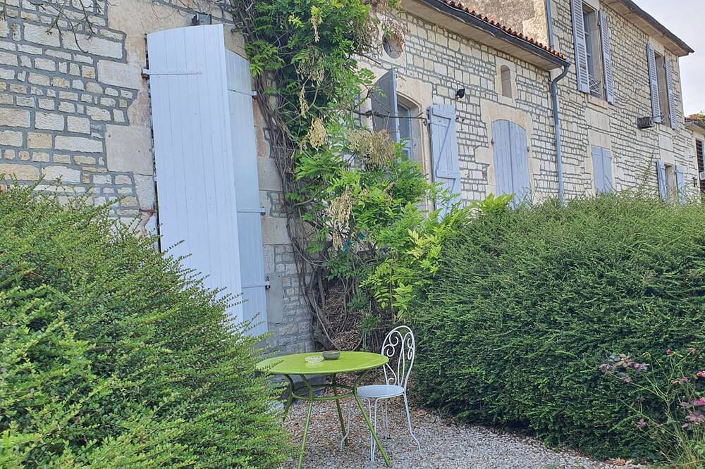 Beautiful chambre d'hote in a bucolic setting with private terrace & heated pool in Auzay, Fontenay-le-Comte