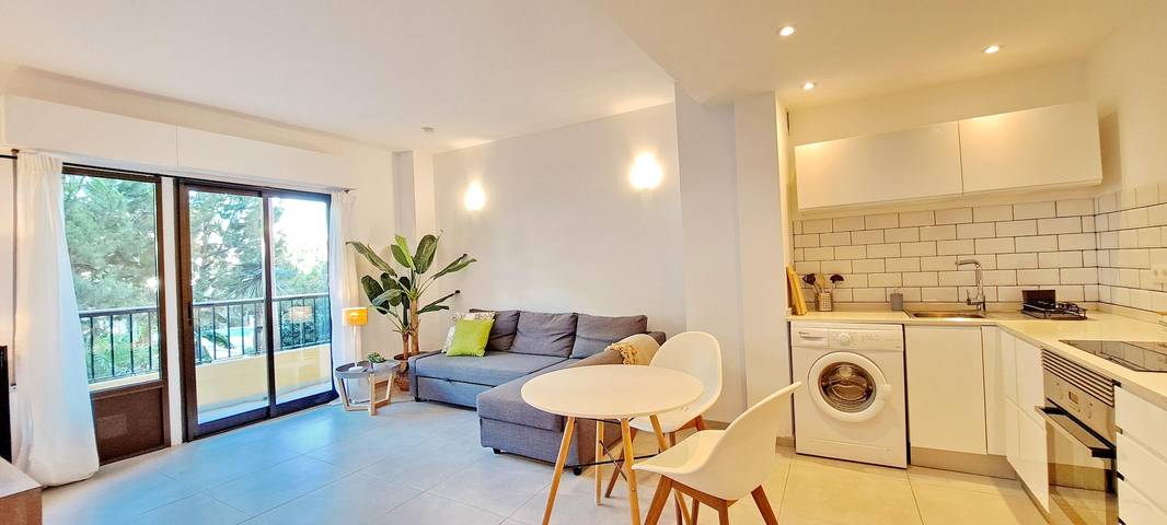 Holiday rental for 3 people, with pool and balcony as well as children pool and garden in Moraira