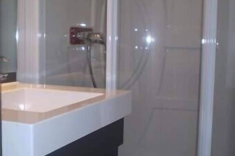 Petit chalet soigné avec Jacuzzi, un lac, pêche, randonnées in Le Rouget-Pers, Région d'Aurillac