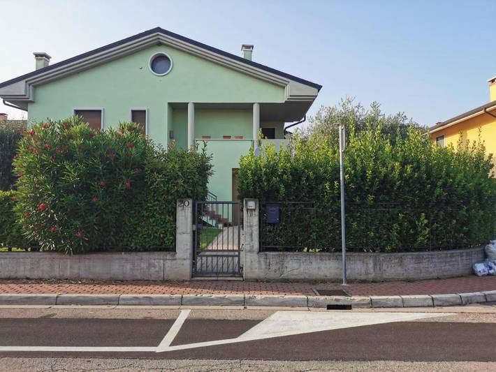 Gîte pour 7 personnes, avec terrasse ainsi que jacuzzi et jardin, animaux acceptés à Caldiero