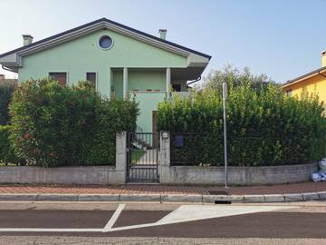 Gîte pour 7 personnes, avec jardin ainsi que terrasse et jacuzzi, animaux acceptés à Caldiero
