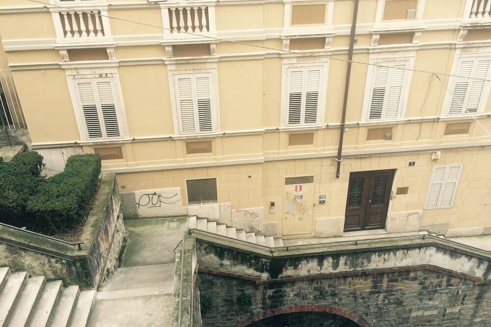 Ganze Wohnung, Luxuswohnung in einer Fußgängerzone. Kinos und eine Ecke der Geschichte. in Triest, Karst
