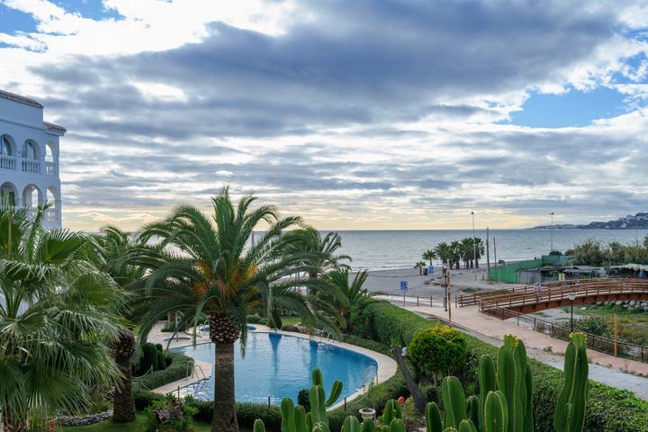 Ferienwohnung für 4 Personen, mit Kinderpool und Balkon sowie Garten in Nerja