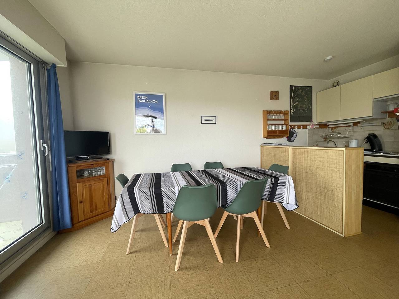 Entire apartment, Spacious 2-Bedroom Apartment with Terrace Near Beach and Shops in Arcachon in Arcachon, Arcachon region