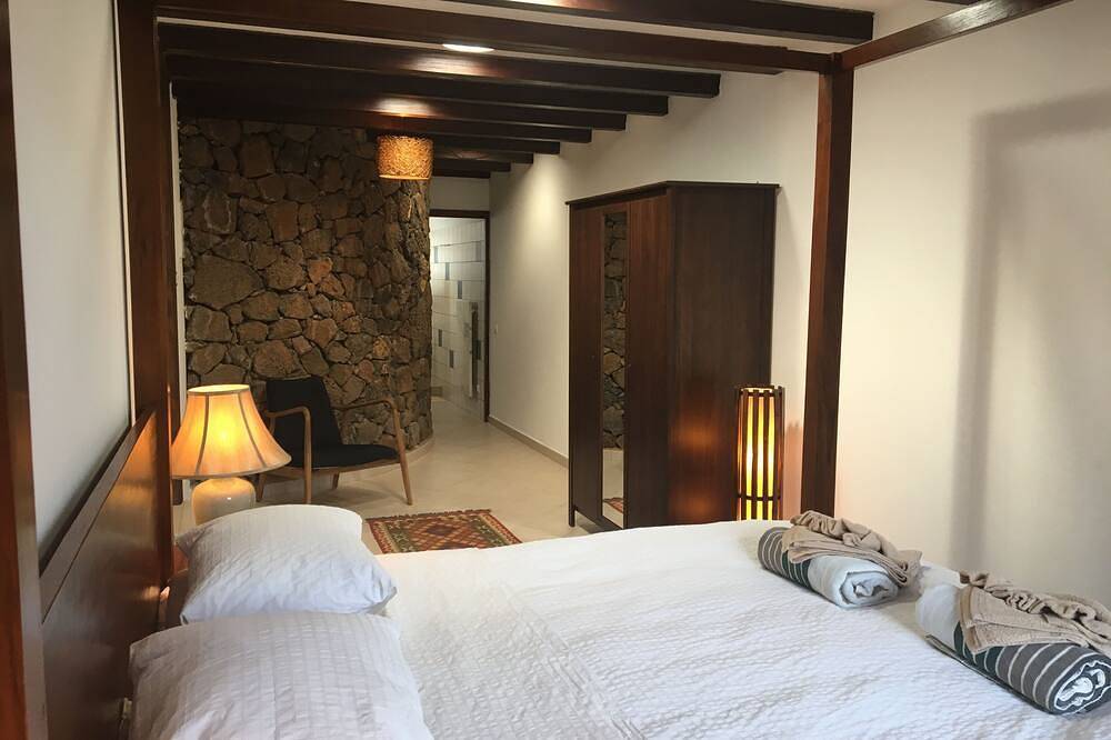 Villa de luxe pouvant accueillir jusqu'à 10 personnes avec piscine et immense jardin privé. in Nazaret, Teguise