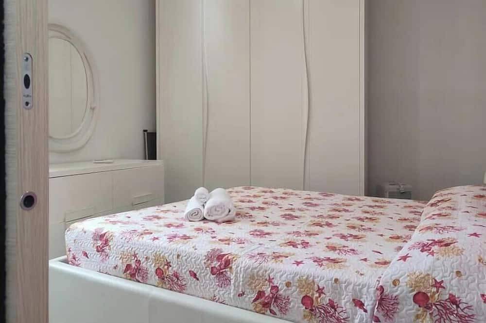Appartement entier, Michelle's Beach House: Oceanfront with a beach right outside the door; Wi-Fi included in Trapani, Province de Trapani