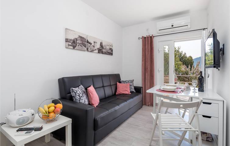 Ganze Ferienwohnung, Modernes Apartment mit Terrasse, 200 m von der Küste und 100 m vom Bistro Melin entfernt in Cres Stadt, Cres