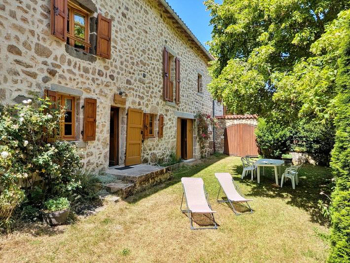 Gîte pour 6 personnes, avec jardin, animaux acceptés à Allègre