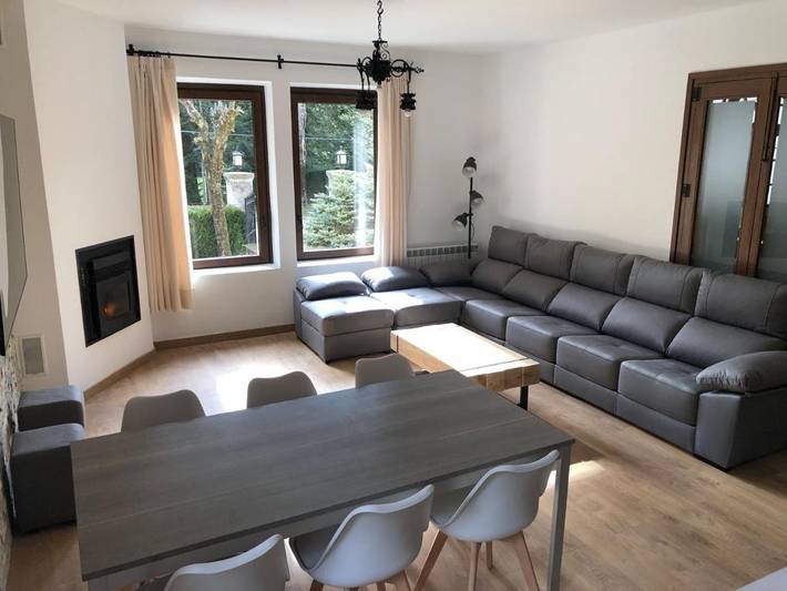 Chalet para 23 personas, con piscina además de jardín y vistas, Se admiten mascotas en Ripollès - 3