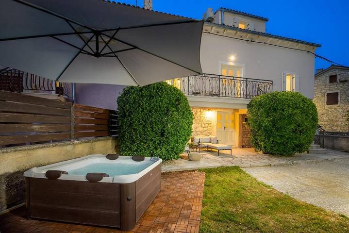 Ferienhaus für 6 Personen, mit Balkon und Whirlpool sowie Terrasse und Garten