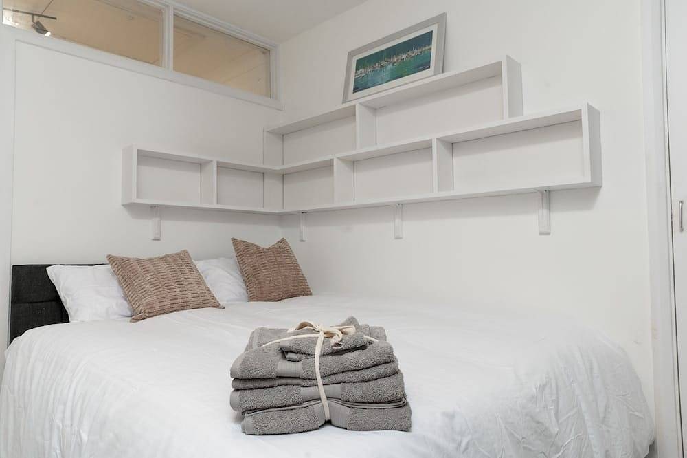 Luxury Virginia Water 3Br | Thorpe Park | Heathrow in Thorpe Park, Surrey