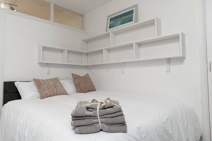 Luxury Virginia Water 3Br | Thorpe Park | Heathrow in Thorpe Park, Surrey