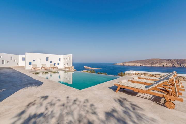 Villa with pool for 14 people, with pool and garden as well as ocean view in Mykonos