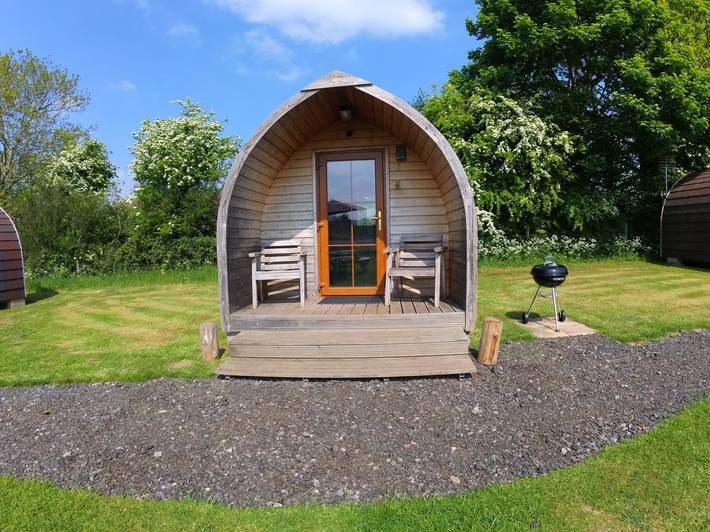 Hut for 2 people, with garden, with pets in Malvern Hills