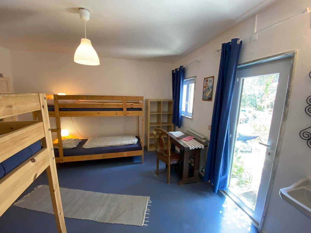 Quarto Azul with 2 bunk beds and a bathroom with shower in Lourinhã, Distrito de Lisboa