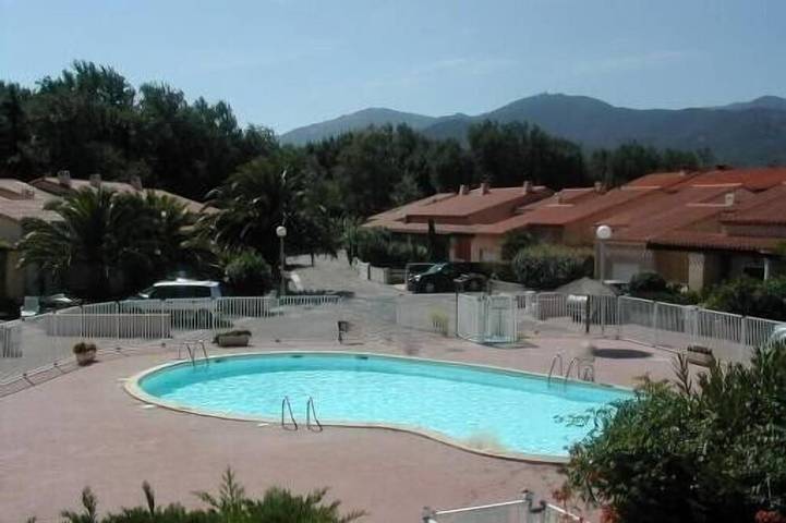 Ferienhaus für 8 Personen, mit Garten und Pool sowie Balkon, mit Haustier