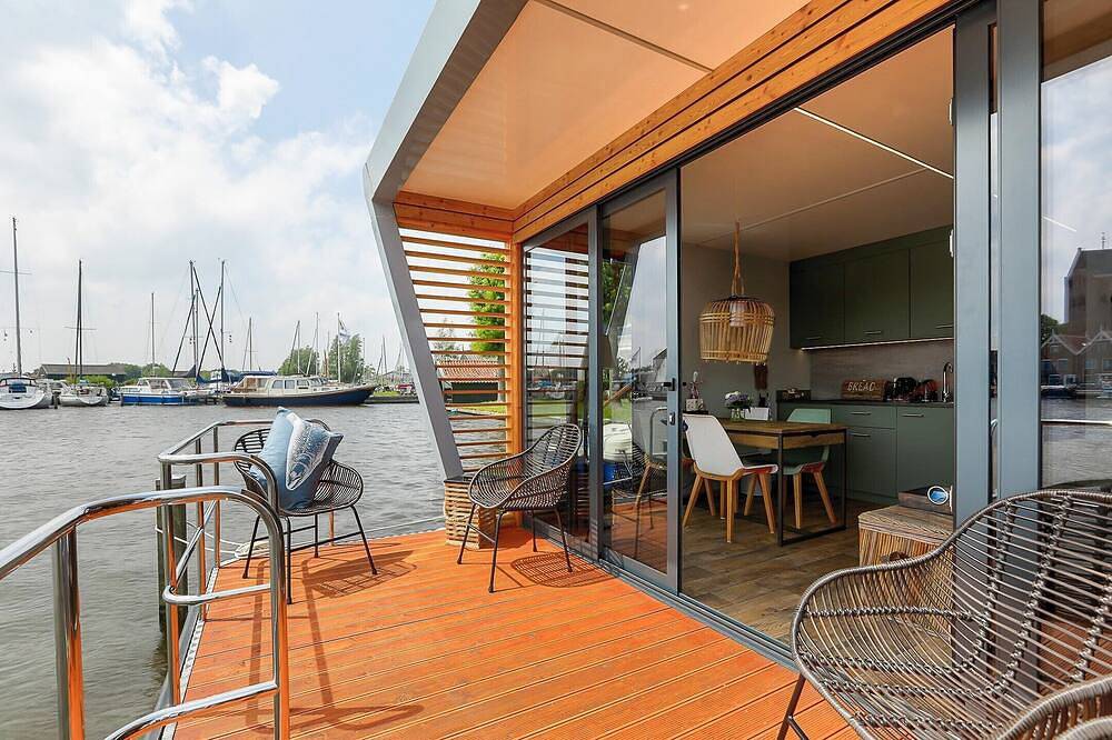 Houseboat Skoft with beautiful view over the water and on village Grou. in Nationalpark De Alde Feanen
