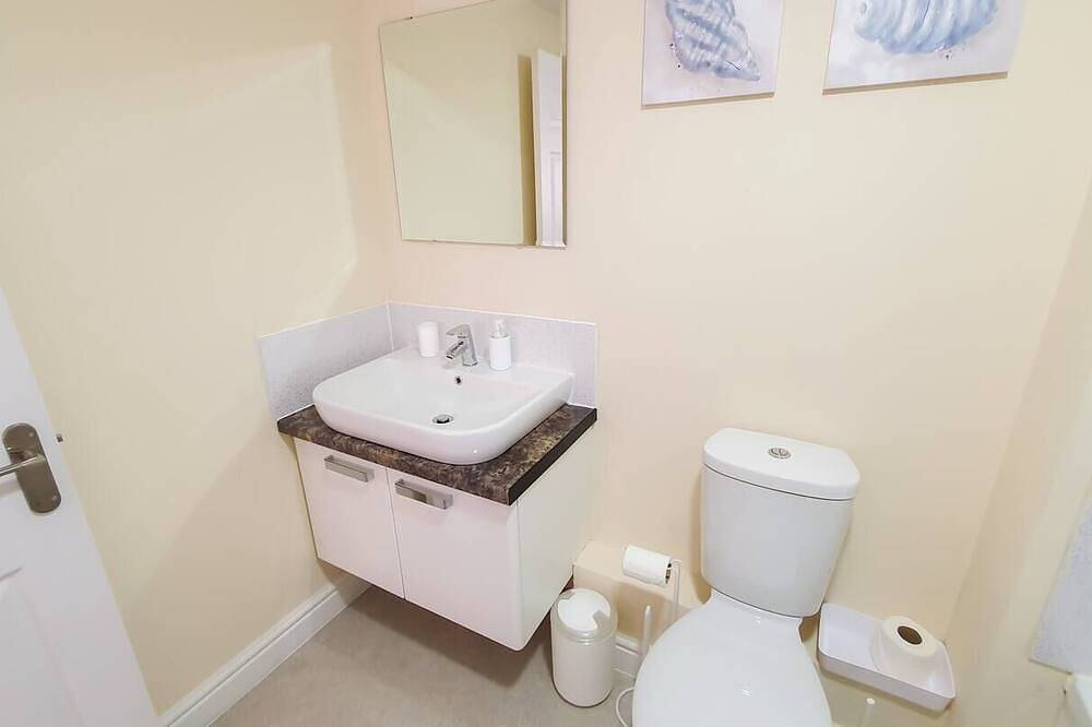 Entire apartment, Blue Orchid in Stroud by Golden Valley in Stroud, Gloucestershire