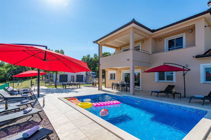 Ferienwohnung für 9 Personen, mit Terrasse und Pool