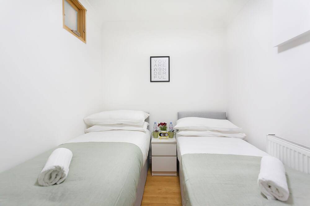 Cosy Twin Room 2 Min to Arsenal Stadium 3 in Islington, London