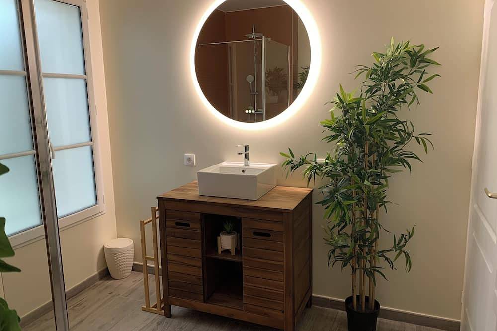 Bedroom with separate bathroom in Le Mesnil-Amelot, Sena y Marne