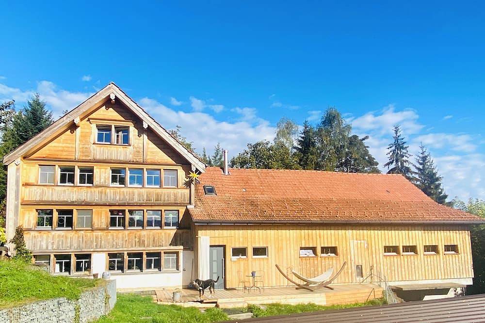 Farmhouse in secluded location for 10 people with pool and hot tub & dogs welcome in Herisau, Appenzell Ausserrhoden