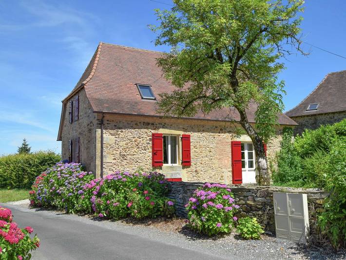 Gîte pour 6 personnes, avec piscine ainsi que jardin et terrasse, animaux acceptés en Dordogne