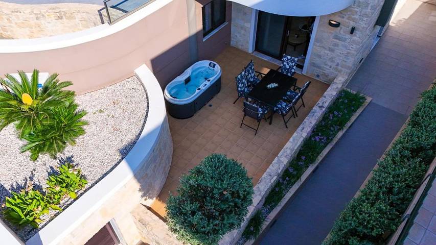 Gîte pour 6 personnes, avec Balcon et Jacuzzi ainsi que Terrasse et Vue dans Stalos - 3