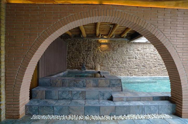 Apartamento para 16 personas, con Balcón y Jacuzzi además de Terraza y Piscina en Osona