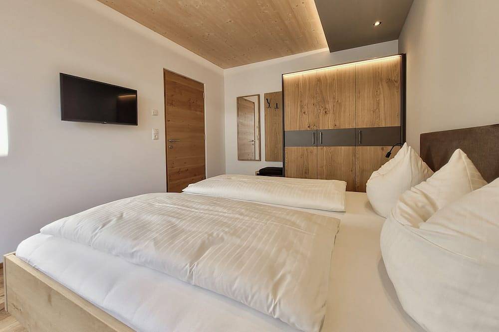 Ganze Wohnung, 50m² modern holiday apartment with balcony, free swimming lake, 100 m from the ski area in Lechtaler Alpen, Bichlbach