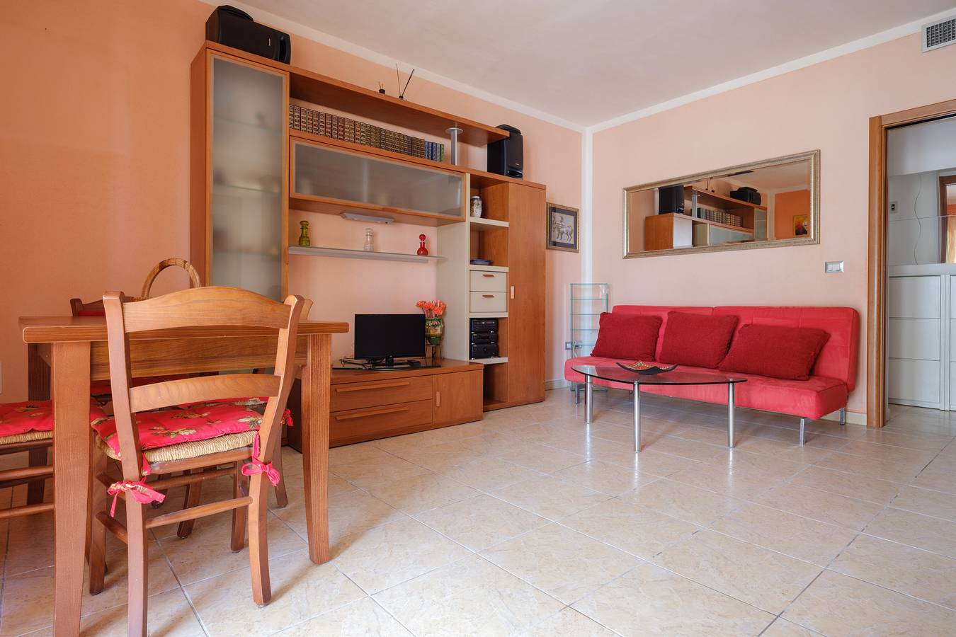 Appartement 'Casa Azzurra 107m Dal Mare' met privétuin en airconditioning in Casalabate, Provincie Lecce