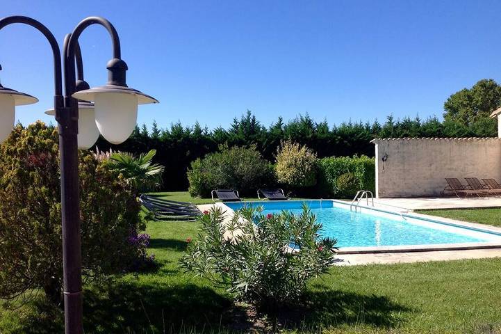 Gîte pour 4 personnes, avec Terrasse ainsi que Jardin et Piscine