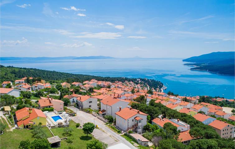 Entire holiday apartment, Spacious 2-BR Apartment with Pool, WiFi & 800m to Beach in Rabac, Labin-Rabac