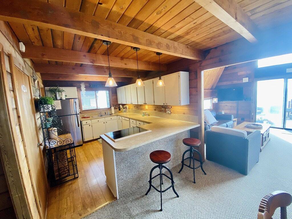 Charming Oceanfront Cottage; Stunning Ocean Views, Hot Tub & Nearby Beach Access in Curry County