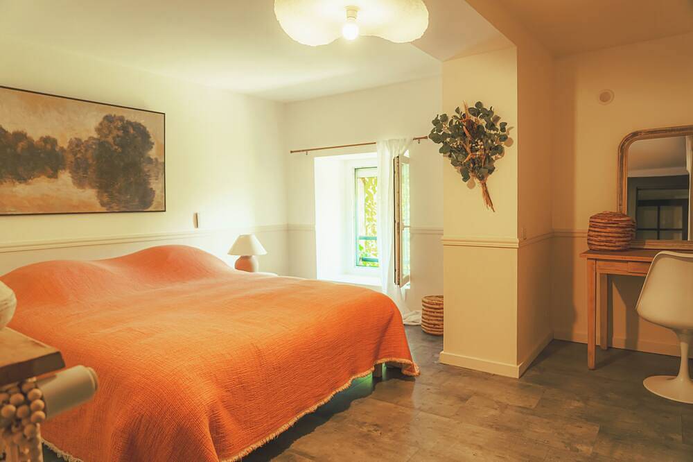 Charming House in Laon• Indoor pool in Laon, Aisne