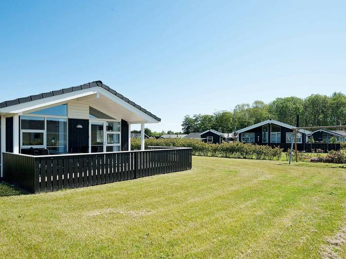 Ferienhaus für 6 Personen, mit Terrasse und Sauna in Pøt Strandby