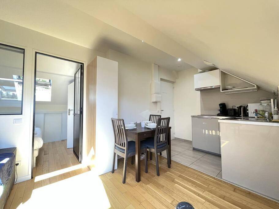 Appartement entier, One-Bedroom Apartment in Jouy-en-Josas, Yvelines