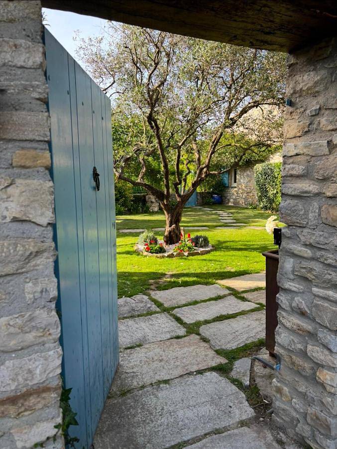 Location de vacances pour 4 personnes, avec jardin et piscine à Entrechaux