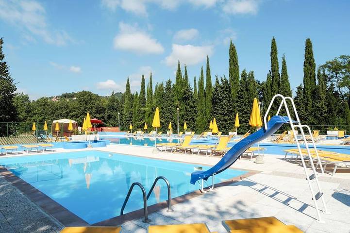 Location de vacances pour 4 personnes, avec jardin et jacuzzi ainsi que piscine et bassin pour enfant à Villanova d'Albenga