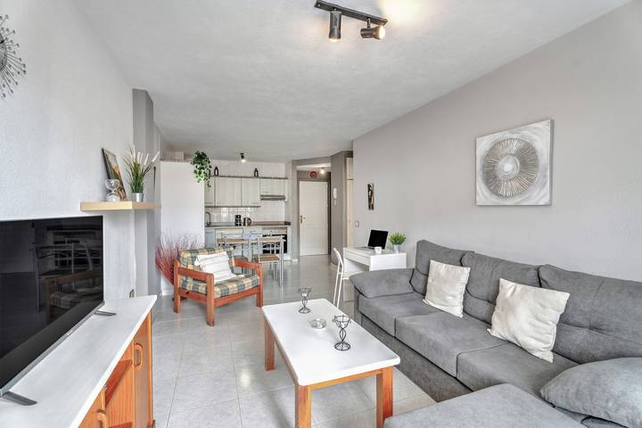 Ganze Wohnung, Ferienwohnung 'Retama' mit Meerblick, privater Terrasse und WLAN in La Postura, Adeje