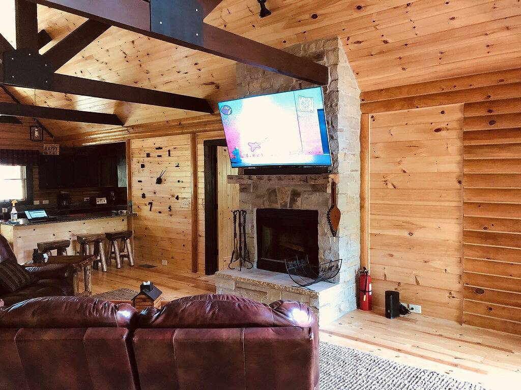 Log Cabin On Lake Martin - Waterfront in Lake Martin