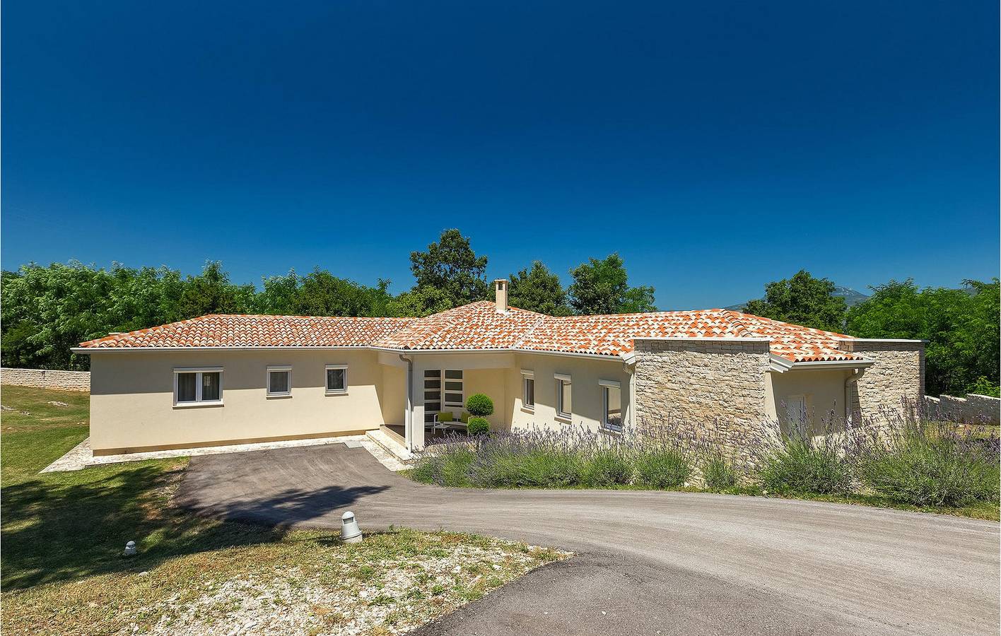 Charmantes Apartment in Kršan mit Pool, WLAN und Parkplatz – 1,5 km vom Stadtzentrum entfernt in Kršan, Ostküste Istrien